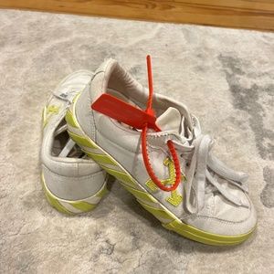 Off- White Arrow Low Neon Canvas Vulcanized Shoes